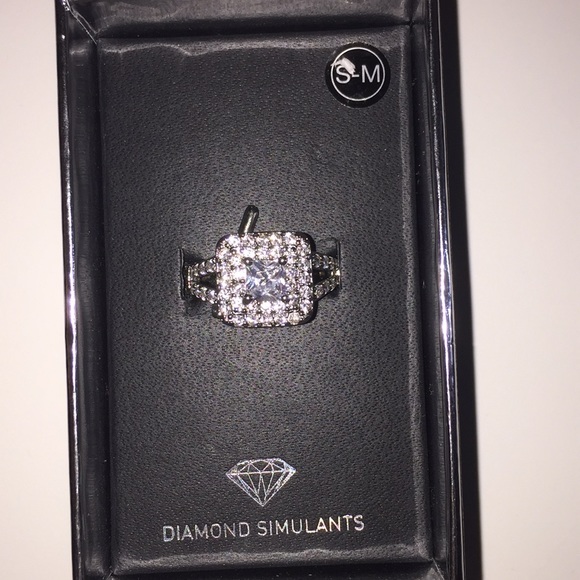 ⭐️Gorgeous silver tone ring - Picture 2 of 3